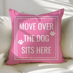 Raus mit dem Hund, er sitzt hier Lustiges Rosa Hau Kissen