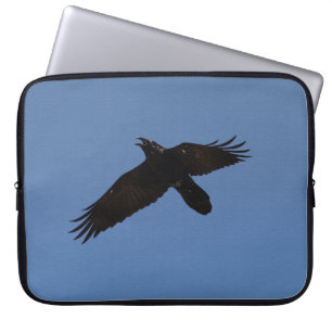 Raven Flying in Blue Sky Art Print Laptopschutzhülle