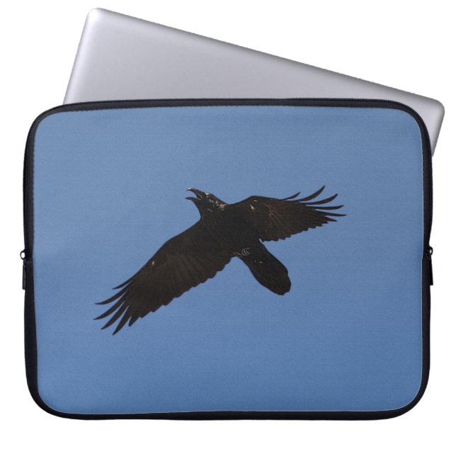 Raven Flying in Blue Sky Art Print Laptopschutzhülle (Vorderseite)