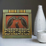 Raven Parents & Ants Art Deco Jugendstil-Wanddekor Fliese<br><div class="desc">Diese Keramik Kachel zeigt zwei Vögel und Blumenmuster, die an den ikonischen Stil von Mackintosh erinnern. Er war ein prominenter schottischer Architekt, Designer und Künstler der Jugendstil-Bewegung. Saubere Linien, geometrische Formen und ein starkes Gefühl der Symmetrie prägen seine Arbeit. Diese Elemente sind in unserer Sammlung von Keramiken-Fliesen wunderschön vertreten. Mackintoshs...</div>