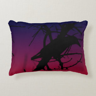 Raven Silhouette auf Lila Mitternacht Dekokissen
