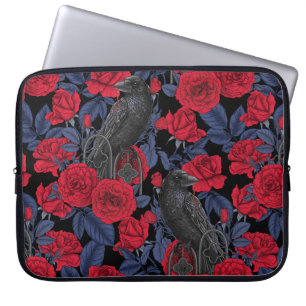 Ravens und Rose mit dunkelblauen Blätter Laptopschutzhülle