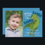 RAWRR Dinosaurier Boys Kids Blue Birthday Party Fo Einladung<br><div class="desc">Diese lustige Kindergeburtstag-Party Einladung beinhaltet ein Foto Ihres Kindes, T-Rex Dinosaurier-Abbildung, blauen Hintergrund und lässige, Not leidende Schriftart. Es ist eine großartige Wahl für eine Geburtstagsfeier von Jungen. Sehen Sie sich die unten stehende Kollektion an, um mehr koordinierende Elemente zu finden! TIPP: Passen Sie es an, indem Sie ein Foto...</div>