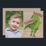 RAWRR Dinosaurier Kids Neutrales Foto der Geburtst Einladung<br><div class="desc">Diese lustige Kindergeburtstag-Party Einladung beinhaltet ein Foto Ihres Kindes, eine T-Rex-Dinosaurier-Abbildung, einen neutralen Krafthintergrund und lässige, Not leidende Schriftart. Es ist eine großartige Wahl für jede Geburtstagsfeier eines Kindes. Sehen Sie sich die unten stehende Kollektion an, um mehr koordinierende Elemente zu finden! TIPP: Passen Sie es an, indem Sie ein...</div>