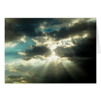 Rayons de Sun par les nuages