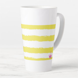 Rayures jaunes et un mug à latte rose
