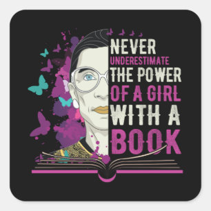 RBG unterschätzt Mädchen nie mit einem Buch Quadratischer Aufkleber