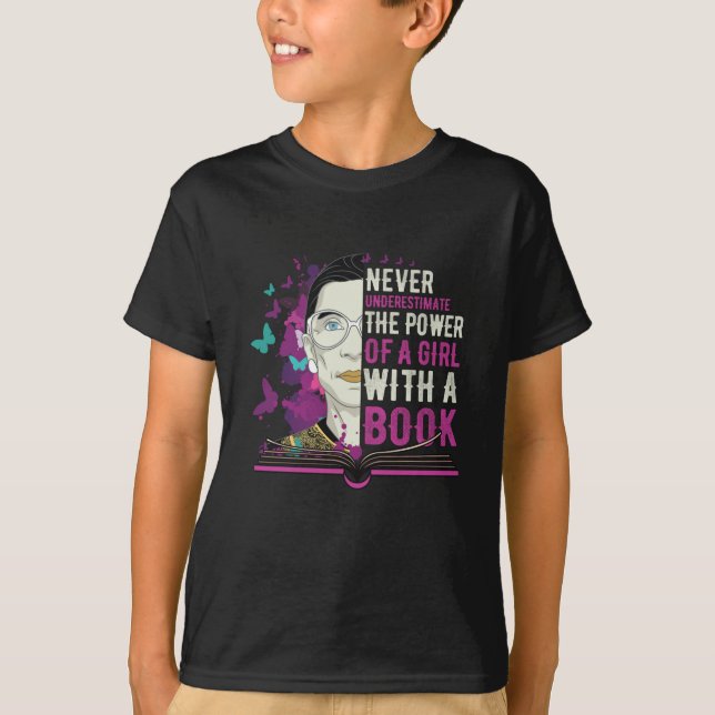 RBG unterschätzt Mädchen nie mit einem Buch T-Shirt (Vorderseite)