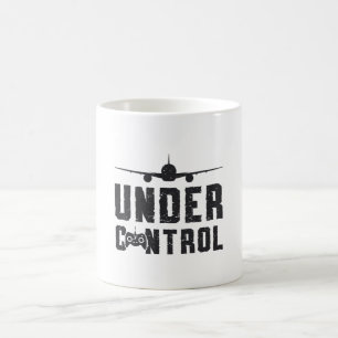 RC-Flugzeug unter Kontrolle Pilot Flugzeug RC-Flug Kaffeetasse