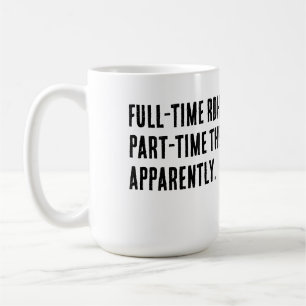 RDH et thérapeute apparemment offrent une tasse à