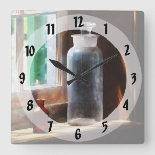 Reagent Bottle and Small Brown Bottle Quadratische Wanduhr