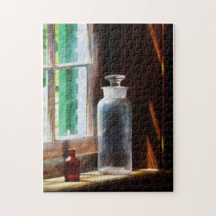 Reagenzflasche und kleine braune Flasche
