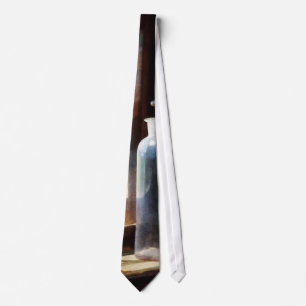Reagenzflasche und kleine braune Flasche Krawatte