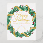 Real Anwesen Company Elegante Custom Christmas Gol Folien Feiertagspostkarte<br><div class="desc">Diese wunderschöne Weihnachtspostkarte wird mit Ihrem Firmennamen unter dem Namen des Agenten in schicken Goldfolien-Typografie in einem festlich rot-grünen Heiligen Beerenkranz mit goldener Garlandumhüllung im Grünen gefertigt. Zeitgenössische Ferien-Postkarten für Agent Marketing in diesem Winter.</div>