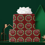 Real Anwesen Company Elegante Custom Red Christmas Geschenkpapier<br><div class="desc">Dieses wunderschöne Weihnachtsverpackungspapier wird mit Ihrem wirklichen Firmennamen unter dem Namen des Agenten in schick grüner und roter Typografie in einem festlichen Heiligen Beerenkrez mit goldfarbenem Garland rund um das Grün gefertigt. Zeitgenössische Urlaubsgeschenkpackung für Agent Marketing in diesem Winter.</div>