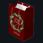 Real Anwesen Company Elegante Custom Red Christmas Mittlere Geschenktüte<br><div class="desc">Diese wunderschöne Weihnachtsgeschenktüte wird mit Ihrem wirklichen Firmennamen unter dem Namen des Agenten in chic-grüner und roter Typografie in einem festlichen Heiligen Beerenkrez mit goldfarbenem Garland,  das um die Grünanlage herum umhüllt,  hergestellt. Zeitgenössische Feiertagstasche für Agent Marketing in diesem Winter.</div>