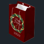 Real Anwesen Company Elegante Custom Red Christmas Mittlere Geschenktüte<br><div class="desc">Diese wunderschöne Weihnachtsgeschenktüte wird mit Ihrem wirklichen Firmennamen unter dem Namen des Agenten in chic-grüner und roter Typografie in einem festlichen Heiligen Beerenkrez mit goldfarbenem Garland,  das um die Grünanlage herum umhüllt,  hergestellt. Zeitgenössische Feiertagstasche für Agent Marketing in diesem Winter.</div>