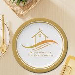 Real Anwesen Company Gold Open House individuell a Pappteller<br><div class="desc">Diese schicke Papiertafel für ein offenes Anwesen wird nach Ihren Wünschen mit dem Namen Ihres Immobilienunternehmens und Agenten gefertigt. Diese eleganten Goldstücke sind mit einem hübschen Marketing mit einem Wetter auf der Oberseite und schlichten Kurven darunter ausgestattet. Personalisieren Sie diese moderne Business-Dekoration mit Ihren eigenen Informationen.</div>
