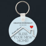 Real Anwesen House Herzlich Willkommen im Immobili Schlüsselanhänger<br><div class="desc">Ein 2, 25" Schlüsselanhänger mit rotem Herzschlag auf einem neuen Zuhause, dem Begriff "Bless Your New Zuhause!", Ihrem Firmennamen, Telefonnummer und dem Namen des Agenten. ÄNDERN SIE DIE HINTERGRUNDFARBE zu allem - wir zeigen hellblau. Personalisieren Sie dieses Business Marketing Geschenk mit Ihren eigenen Informationen, um den Käufern zu ihrer neuen...</div>