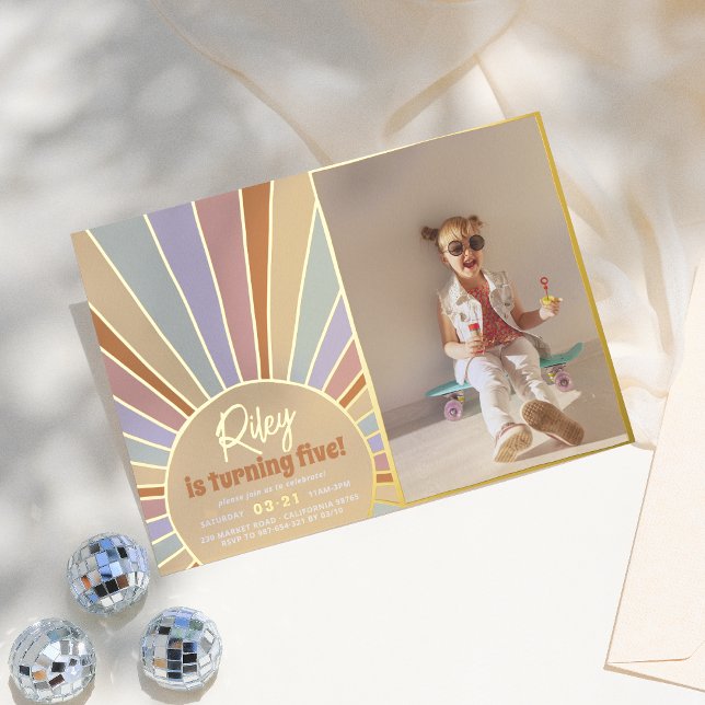 Real Foil Groovy Sun Boho Daisy Foto Birthday Folieneinladung (Von Creator hochgeladen)