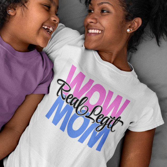 Real Legit Wow Mama Print (Rosa & Blau) T-Shirt (Von Creator hochgeladen)