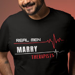Real Men heiraten Therapeuten T-Shirt<br><div class="desc">Echte Männer heiraten Therapeuten - Für jeden Mann,  der kurz davor ist,  Therapeut zu sein oder verheiratet zu haben. Dazu gehören Sprachtherapeuten,  Kindertherapeuten,  Familientherapeuten,  klinische Therapeuten,  Verhaltenstherapeuten oder eine der vielen Therapieberufe.</div>