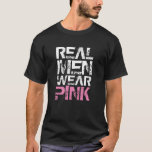 Real Men tragen rosa, grungy Text T-Shirt<br><div class="desc">Echte Männer tragen rosa,  weiße und rosa,  grungenhafte Texte. Ändern Sie den weißen Text in eine dunklere Farbe,  wenn Sie helle und weiße Kleidung mögen.</div>