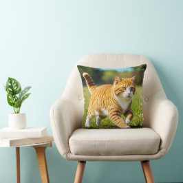 Realistische orange getigerte Katze auf einer sonn Kissen