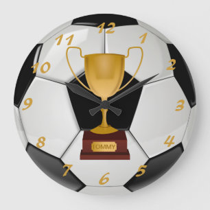 Realistischer Fußball-Ball und eine Trophäe indivi Große Wanduhr