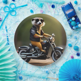 Rebel Meerkat: Leathers, Sonnenbrillen und Motorra Pappteller