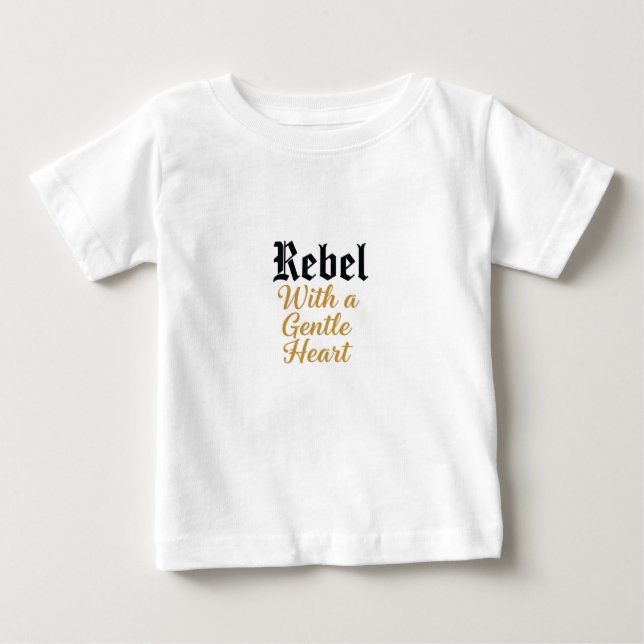 Rebel mit sanftem Herz-Typografie-Design Baby T-shirt (Vorderseite)