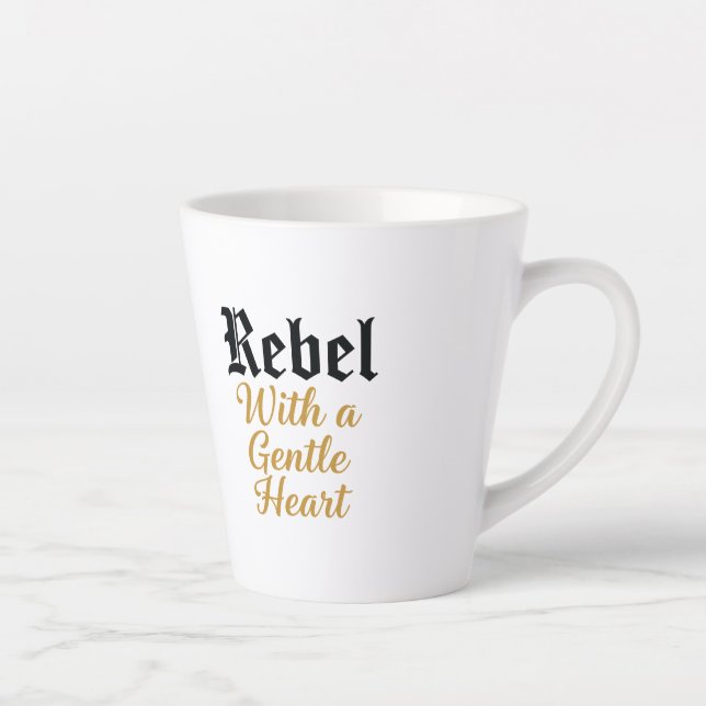 Rebel mit sanftem Herz-Typografie-Design Milchtasse (Rechts)