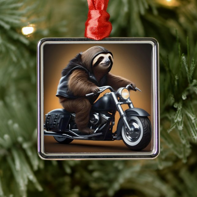 Rebel Sloth: Ein lederverkleidetes Motorrad Ornament Aus Metall (Baum)