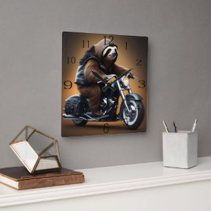 Rebel Sloth: Ein lederverkleidetes Motorrad Quadratische Wanduhr