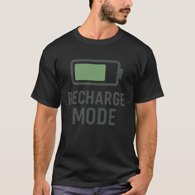 Recharge Mode Battery T-Shirt – Minimal Tech Desig (Vorderseite)