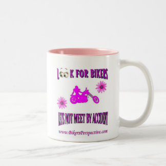 Recherchez la tasse de marguerite de dames de