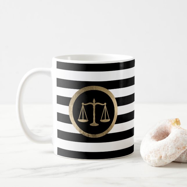 Rechtsanwalt Gesetzesgoldskala-am modernen Kaffeetasse (Mit Donut)