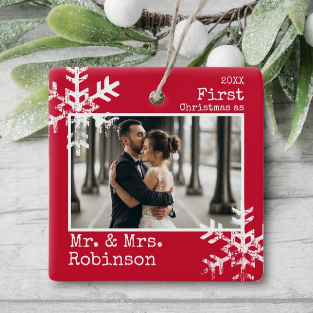 Red 1st Weihnachten Mr. & Mrs. Foto Keramikornament (Rustic snowflake newlywed holiday keepsake photo ornament perfect for gifts to bring joy to others.)
