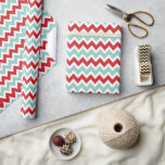 Red and Aqua Christmas Zigzag Zickzack Streifen Geschenkpapier<br><div class="desc">Maßgeschneidertes Verpackungspapier mit einem niedlichen, modernen, Zickzack Streifen-Muster. Klicken Sie auf die Schaltfläche "Anpassen", um Ihren eigenen Text oder Bilder hinzuzufügen, um ein einzigartiges Design zu erstellen! Erleben Sie kreative Arbeit und nutzen Sie dieses lustige gemusterte Papier für mehr als nur Geschenkpackungen. Es ist auch ideal für handwerkliche Projekte, Scrapbooking,...</div>