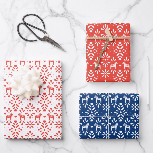 Red and Blue Scandinavian Dala Horse Holiday Geschenkpapier Set (Vorderseite)