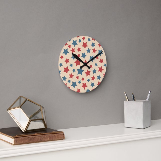 Red and Blue Stars, 4th of July, Beige Background Runde Wanduhr (Büro)