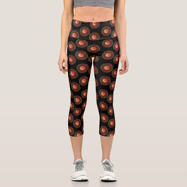 Red and Gold Mandala Black Background Capri Leggings (Vorderseite)
