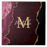 Red and Gold Marmor Agate Fliese<br><div class="desc">Diese Kachel ist elegant und glamourös mit Marmorhintergrund, geode Edelsteindetails und Imitaten goldenen Glitzer Akzente. Das Monogramm kombiniert handgeschriebene Skripte mit modernen serifenlosen Schriftart für ein elegantes und raffiniertes Aussehen. Dies wird das ideale Geschenk, da es mit einem Namen und Initial angepasst werden kann. Die tiefen roten Farbtöne machen ihn...</div>