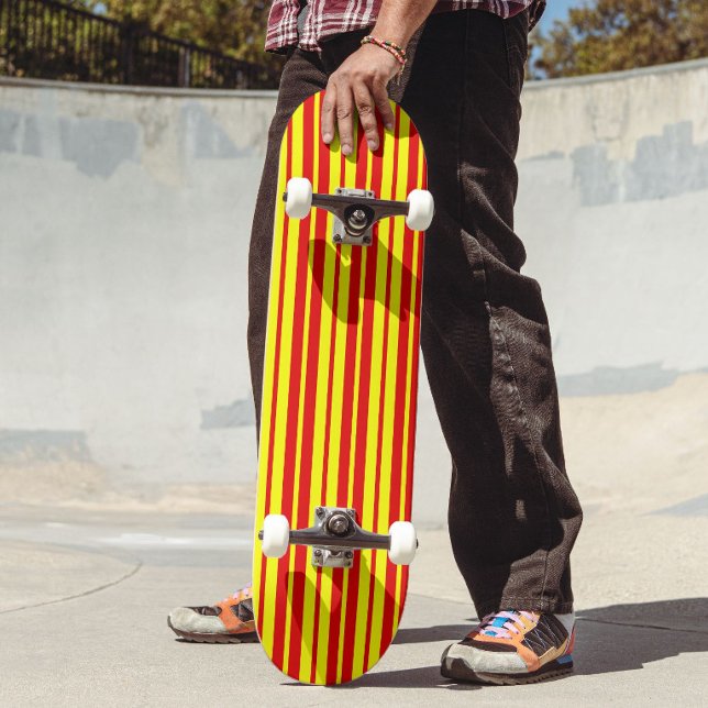 Red and Yellow Stripes Design  Skateboard (Von Creator hochgeladen)