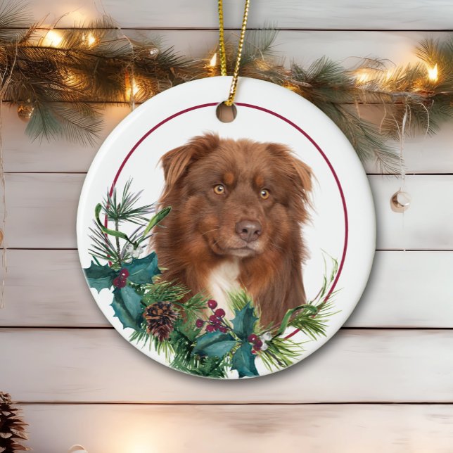 Red Australian Shepherd Dog Evergreen Berry Wreath Keramik Ornament (Von Creator hochgeladen)