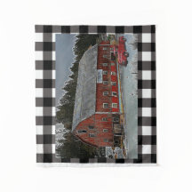 Red Barn and Truck auf Kariertem Band