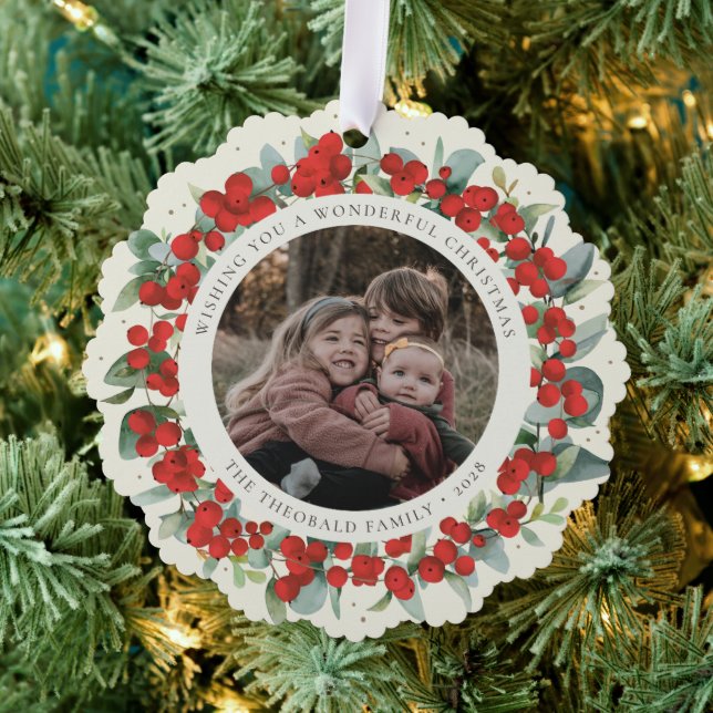 Red Berries + Eucalyptus Christmas Wreath Photo  Ornament Karte (Insitu (Baum))