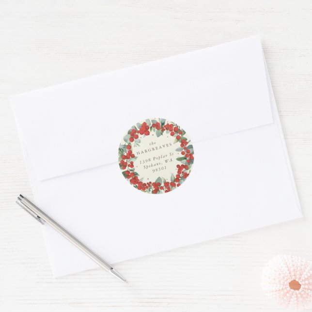 Red Berries + Eucalyptus Holiday Wreath Address Runder Aufkleber (Umschlag)