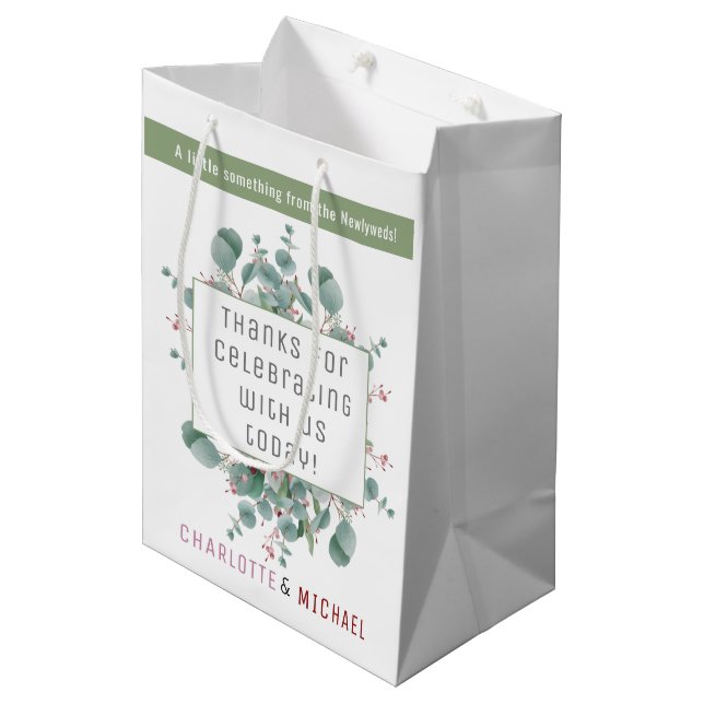 Red Berries & Eukalyptus Wedding Gift Bag Mittlere Geschenktüte (Vorderseite Schrägansicht)