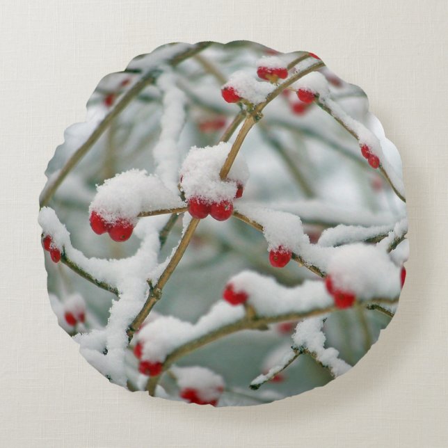 Red Berries in the Snow winter scene Rundes Kissen (Vorderseite)